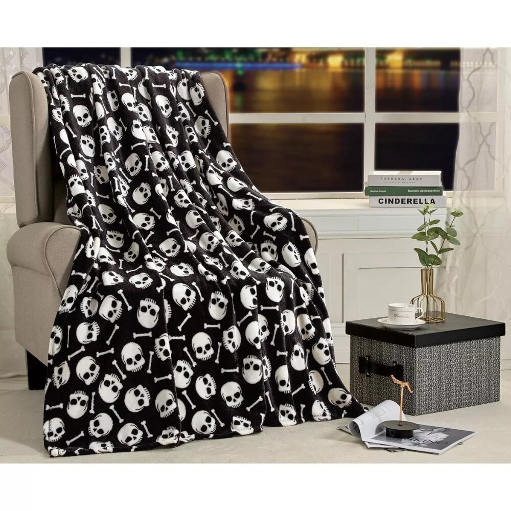 Skull & CrossBones Super Spooky and Comfy Microplush Halloween Throw Blanket New